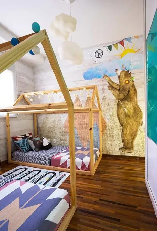 quarto para criança decorado com papel de parede lúdico e cama casinha de madeira Foto Pinterest