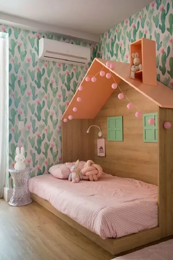 quarto para criança menina decorado com cama casinha e papel de parede com estampa de cactos Foto Casa de Valentina