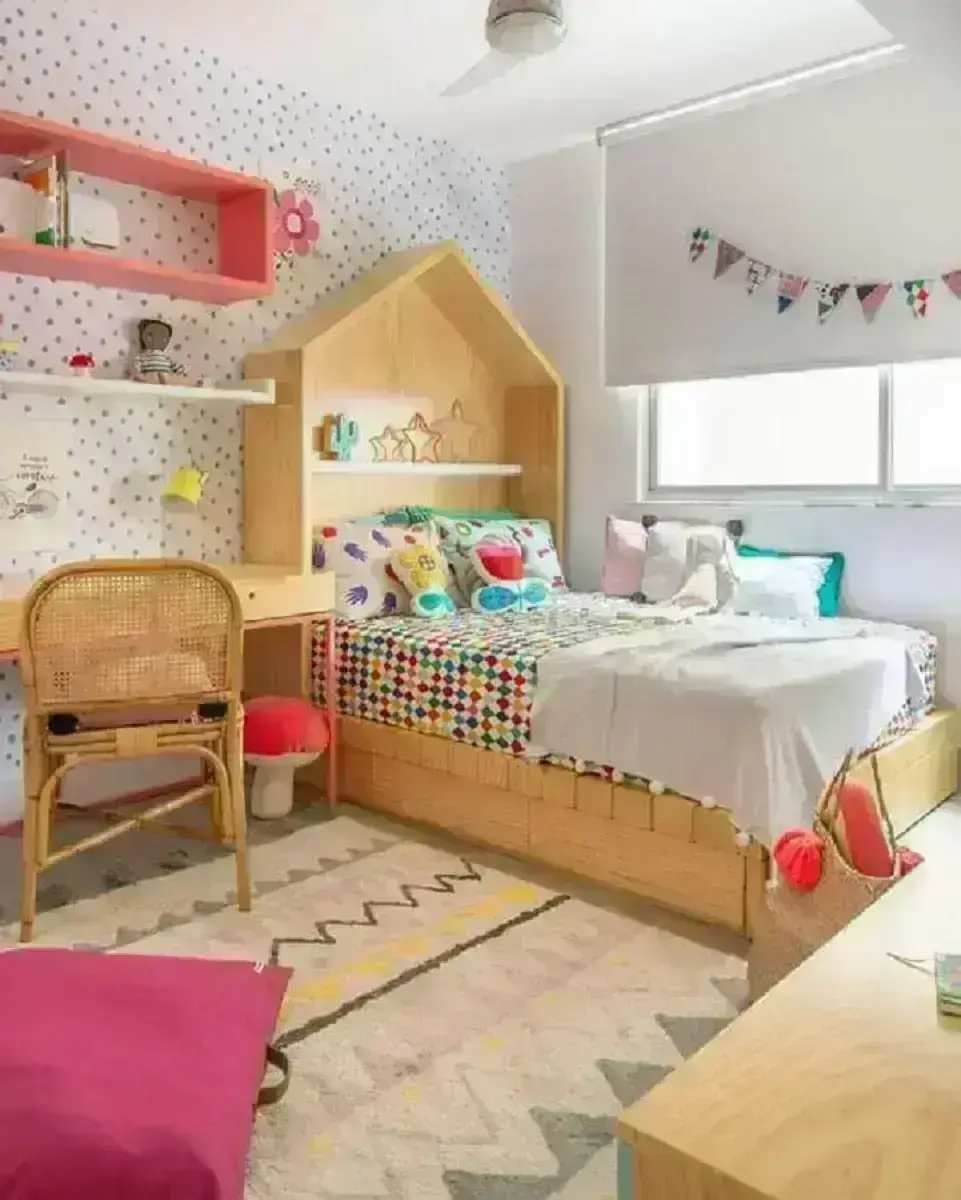quarto para criança menina decorado com papel de parede de bolinhas e cama casinha de madeira Foto Pinterest