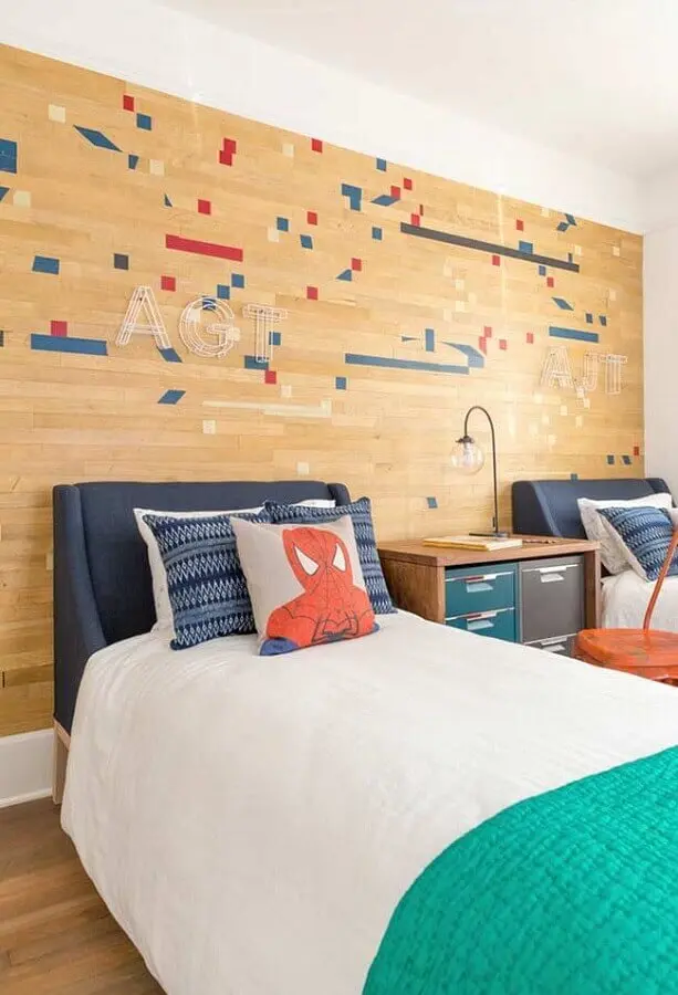 quarto para criança menino decorado com revestimento de madeira com detalhes coloridos Foto Quartos Etc