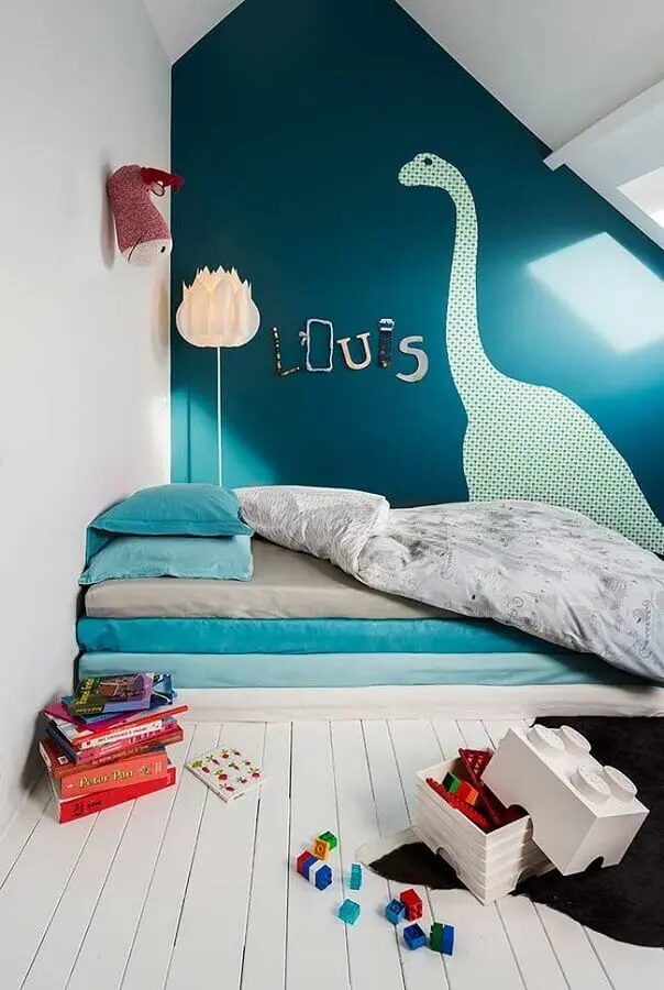 quarto para criança simples decorado com adesivo de dinossauro na parede Foto Archzine