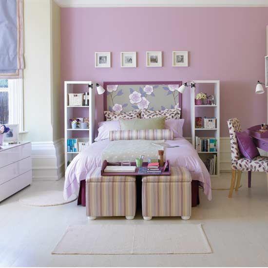 Quarto roxo e branco com estampas nos móveis florais