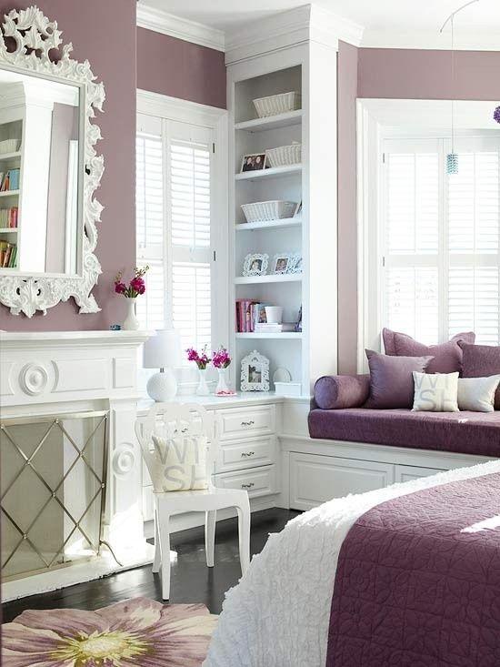 Quarto roxo e branco delicado