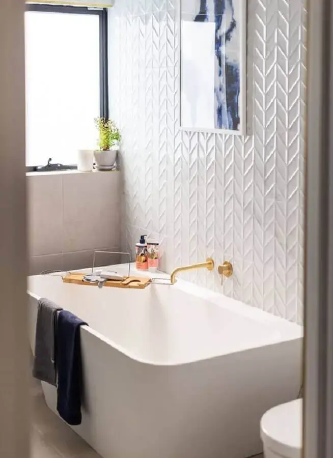 revestimento 3d branco para decoração de banheiro com banheira Foto Beaumont Tiles