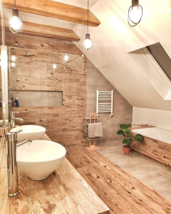 Banheiro com revestimento de madeira