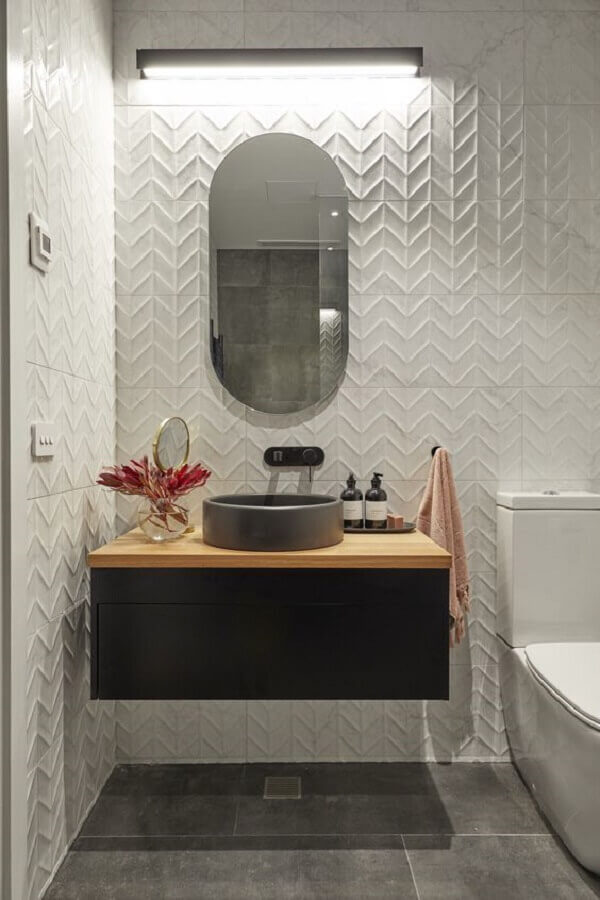 revestimento branco para banheiro decorado com gabinete preto suspenso Foto Beaumont Tiles
