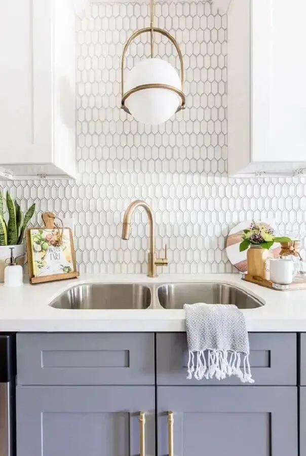 revestimento branco para parede de cozinha com decoração clássica Foto Pinterest