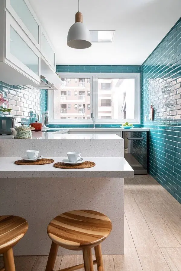 revestimento cor azul turquesa para decoração de cozinha planejada branca  Foto Marina Carvalho