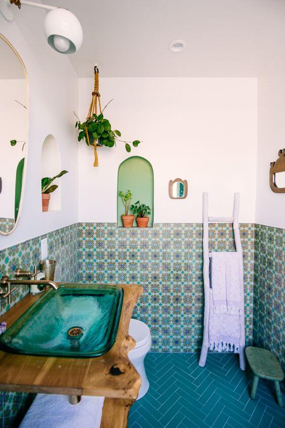 Banheiro com revestimento verde e azul