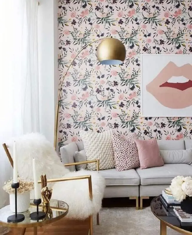 sala de estar decorada com papel de parede floral romântico Foto Histórias de Casa
