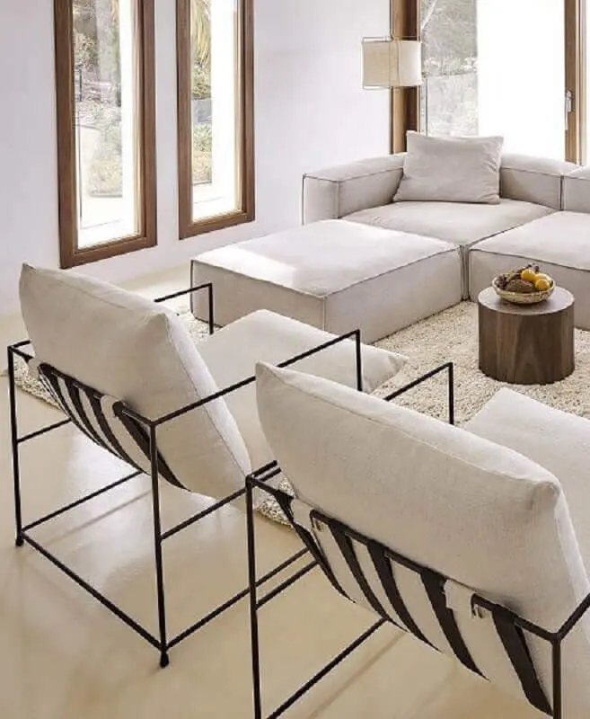 sala de estar minimalista decorada com poltronas modernas e sofá de canto Foto Westwing