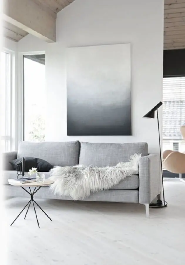 sala minimalista simples decorada com sofá cinza e luminária de piso Foto UltraLinx