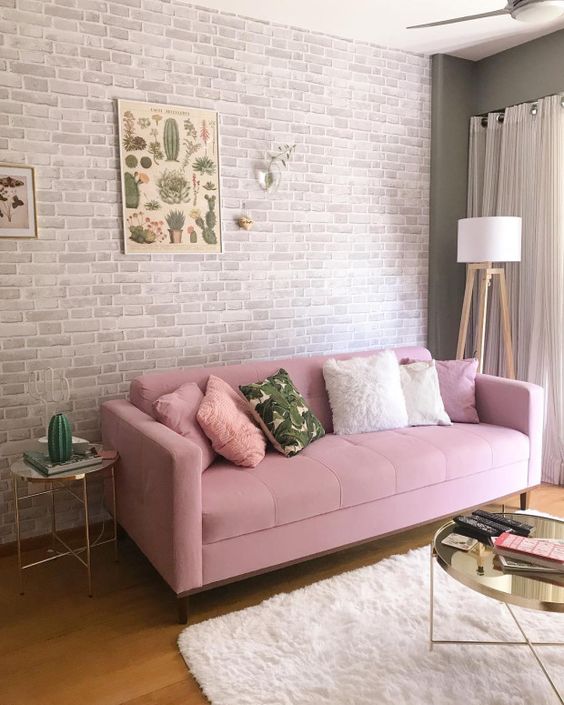 O sofá rosa é perfeito para salas charmosas