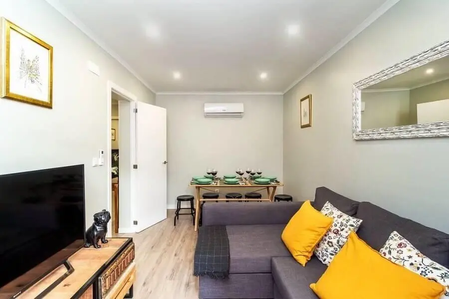 sofá cinza para decoração de apartamento pequeno em cores claras - Foto habitissimo