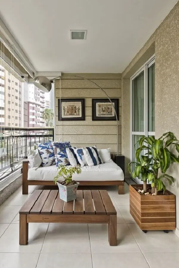 sofá de madeira para decoração de varanda de apartamento Foto Pinterest