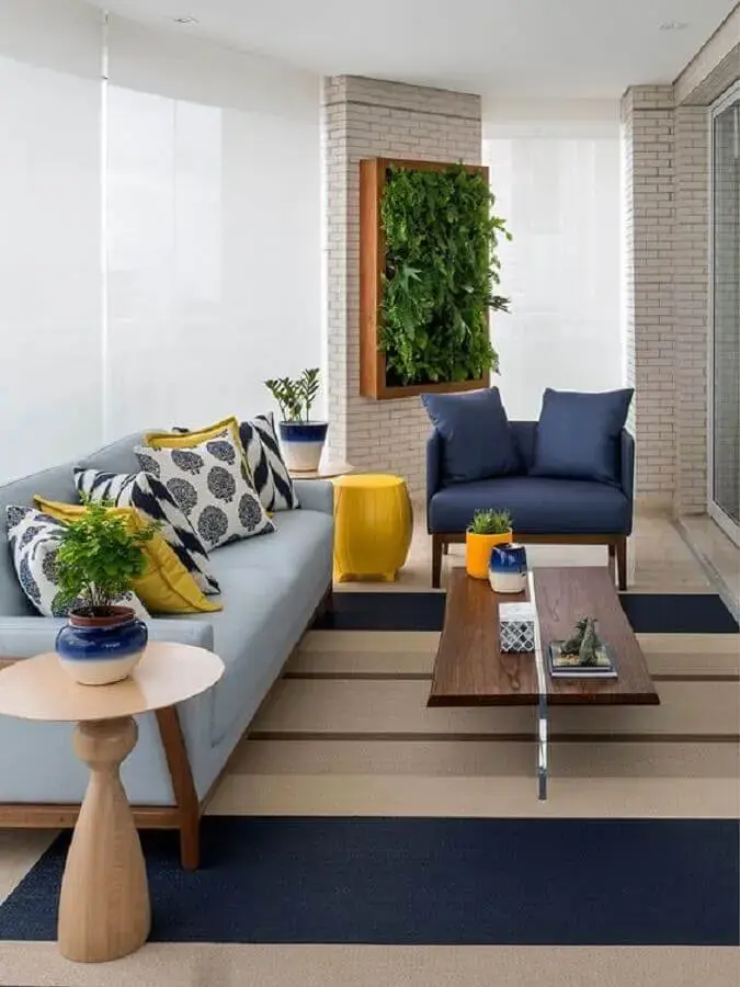 tapete listrado para decoração de varanda de apartamento com sofá e poltrona azul Foto Casa de Valentina