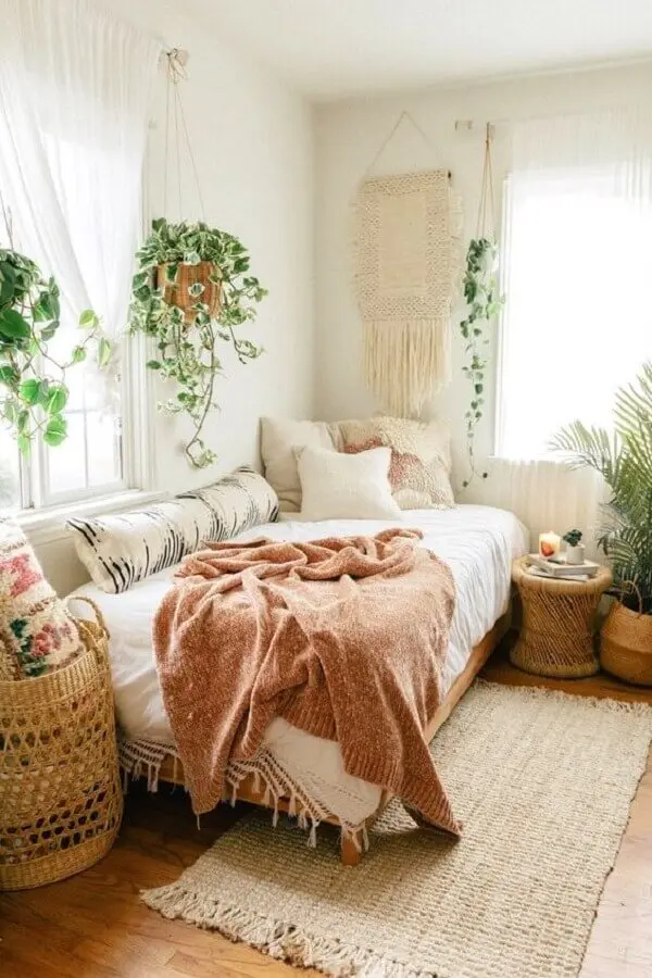 tapete passadeira para quarto rústico decorado com vasos de plantas  Foto Pinterest