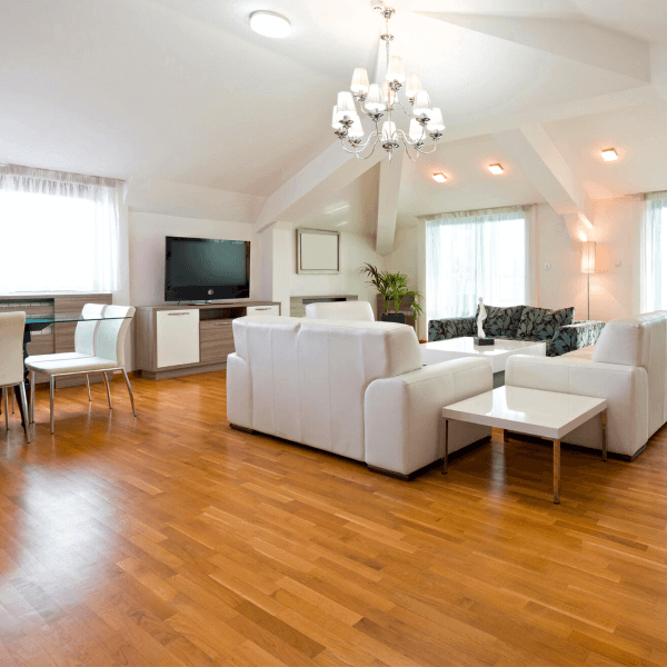 Sala de estar com revestimento de carpete de madeira cerejeira madel