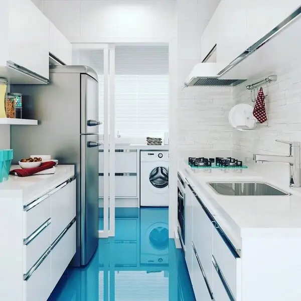 Porcelanato azul na cozinha branca