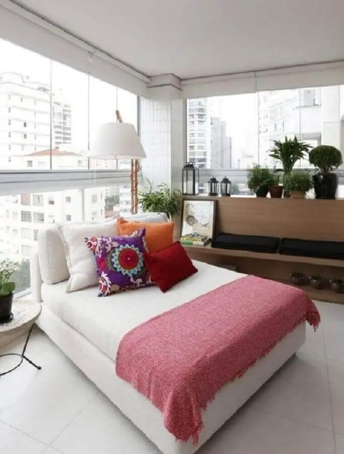 varanda de apartamento decorada com divã confortável Foto Pinterest