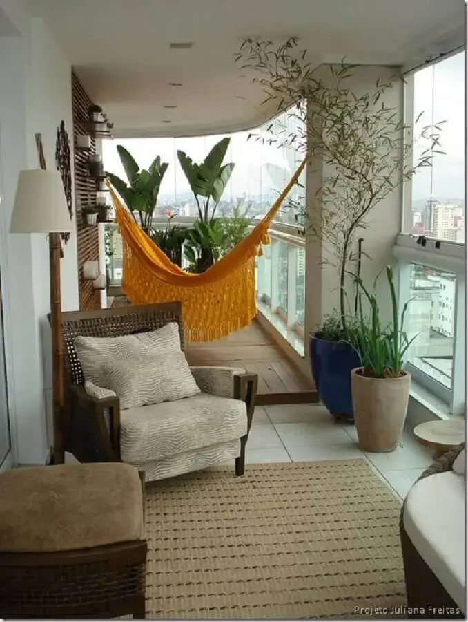 varanda de apartamento decorada com poltrona confortável e rede de descanso Foto Pinterest