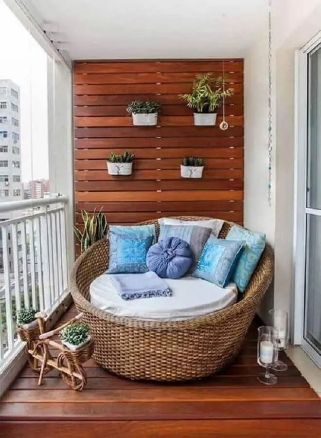 varanda de apartamento decorada com sofá redondo confortável Foto Pinterest