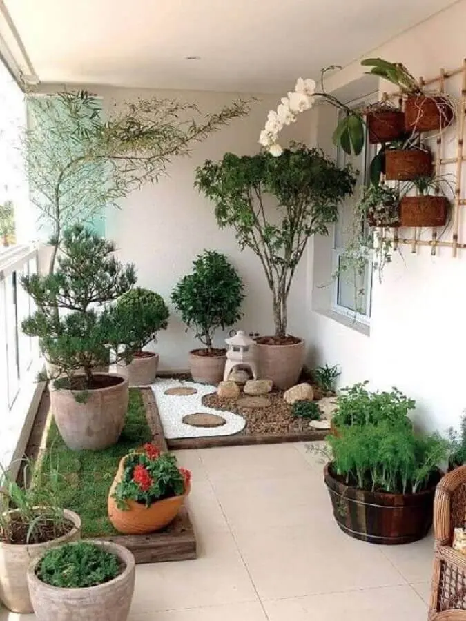 varanda de apartamento decorada com vários vasos de plantas Foto Pinterest