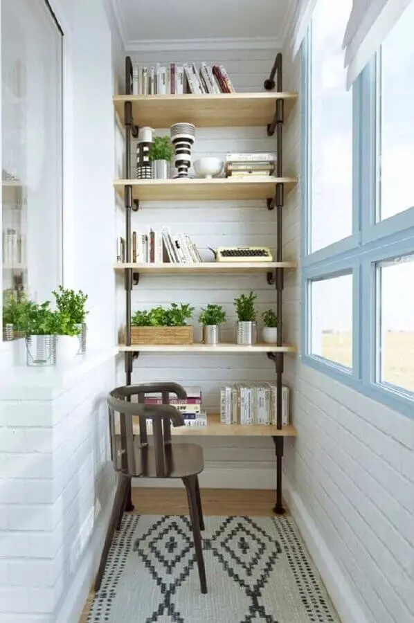 varanda pequena simples decorada com estante para livros e plantas e cadeira de madeira Foto Histórias de Casa