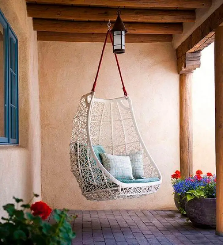 varanda simples decorada com cadeira de balanço suspensa Foto One Kindesign