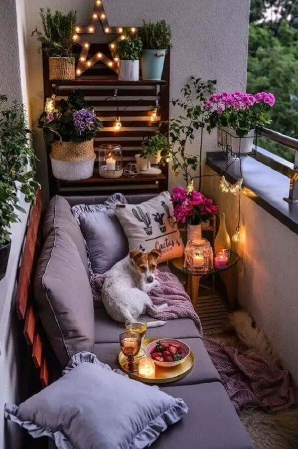 vasos de plantas e sofá de madeira para decoração de varanda pequena Foto Terrários & Suculentas