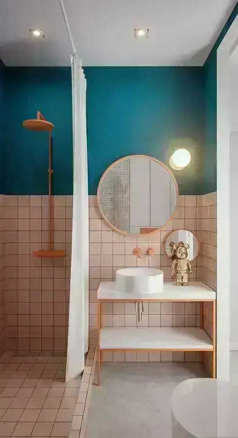 Azulejo de banheiro rosa e azul com decoração moderna