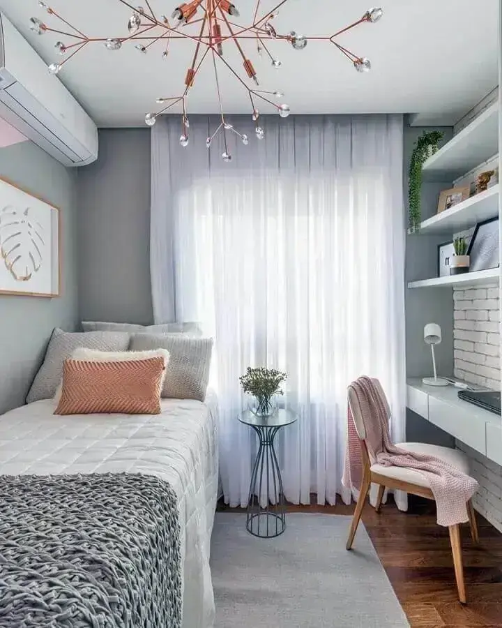 Decoração moderna para quarto feminino pequeno cinza com móveis planejados