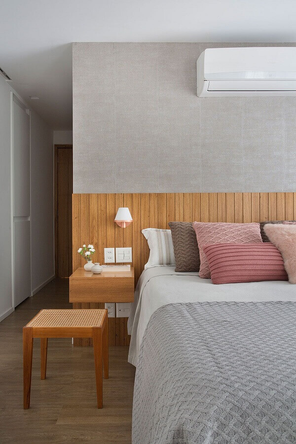 Almofadas para quarto de casal cinza decorado com cabeceira de madeira planejada