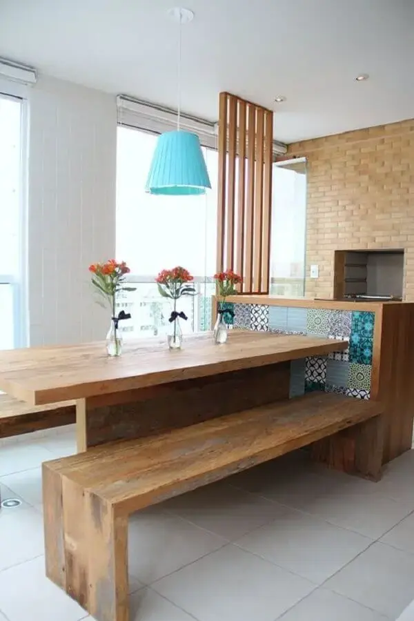 Pendente colorido para área gourmet decorada com mesa de madeira rústica