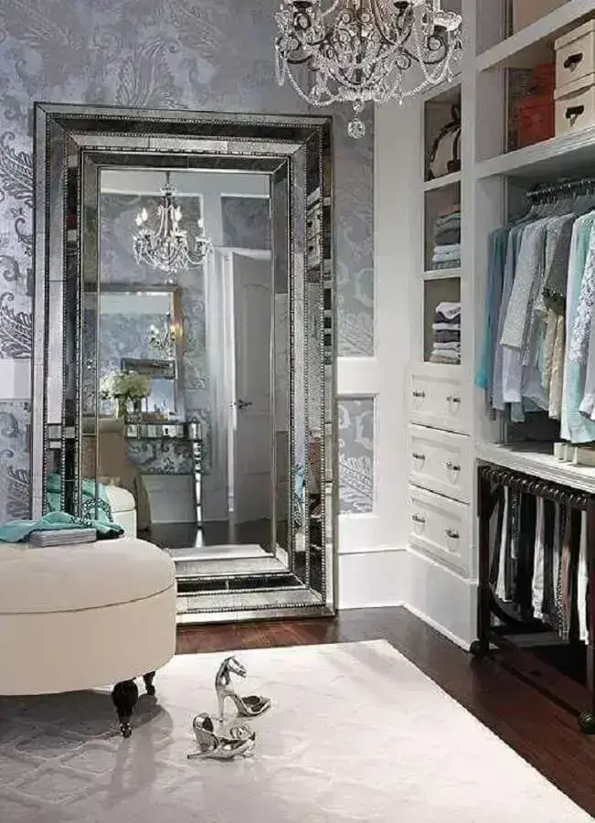 Decoração sofisticada com espelho de chão e lustre de cristal para guarda roupa closet
