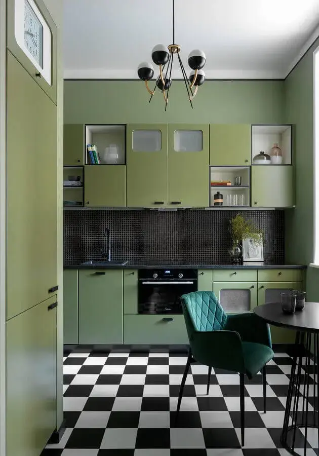 Cor verde musgo para decoração de cozinha com piso xadrez preto e branco 
