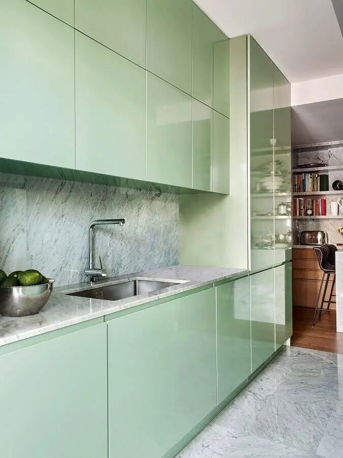 Decoração de cozinha moderna com armários planejados na cor verde claro