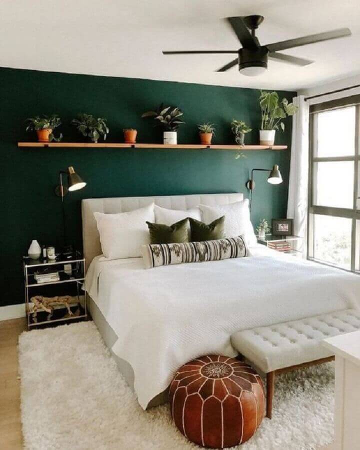 Parede cor verde escuro para quarto de casal decorado com vasos de plantas
