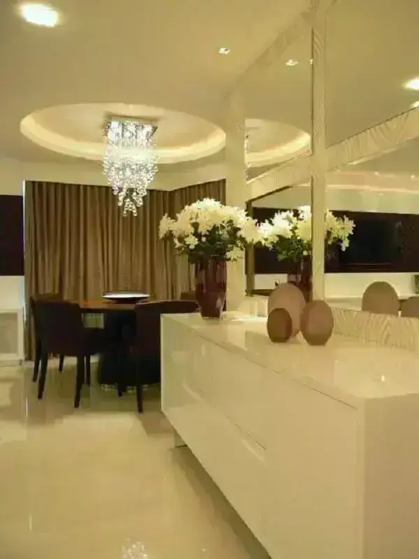 Aparador buffet branco para decoração de sala de jantar sofisticada com lustre de cristal