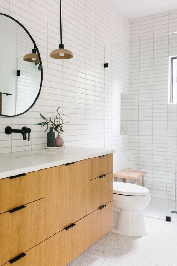 Azulejo para parede de banheiro branco decorado com gabinete de madeira