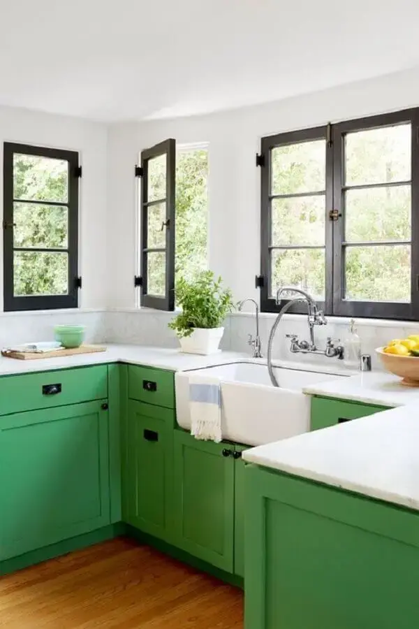Decoração de cozinha clássica com armário planejado na cor verde