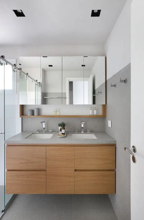 Armário espelheira para banheiro decorado com gabinete de madeira planejado