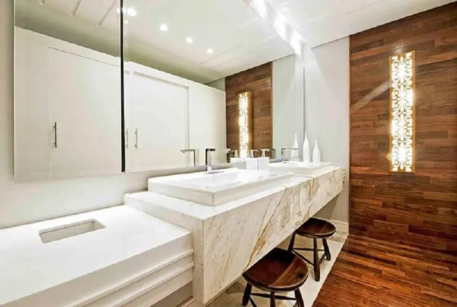 bancada de mármore branco para decoração de banheiro amadeirado