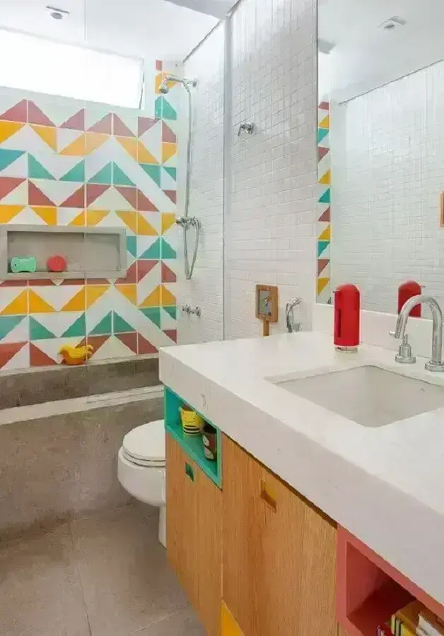 Decoração colorida com azulejo para box de banheiro