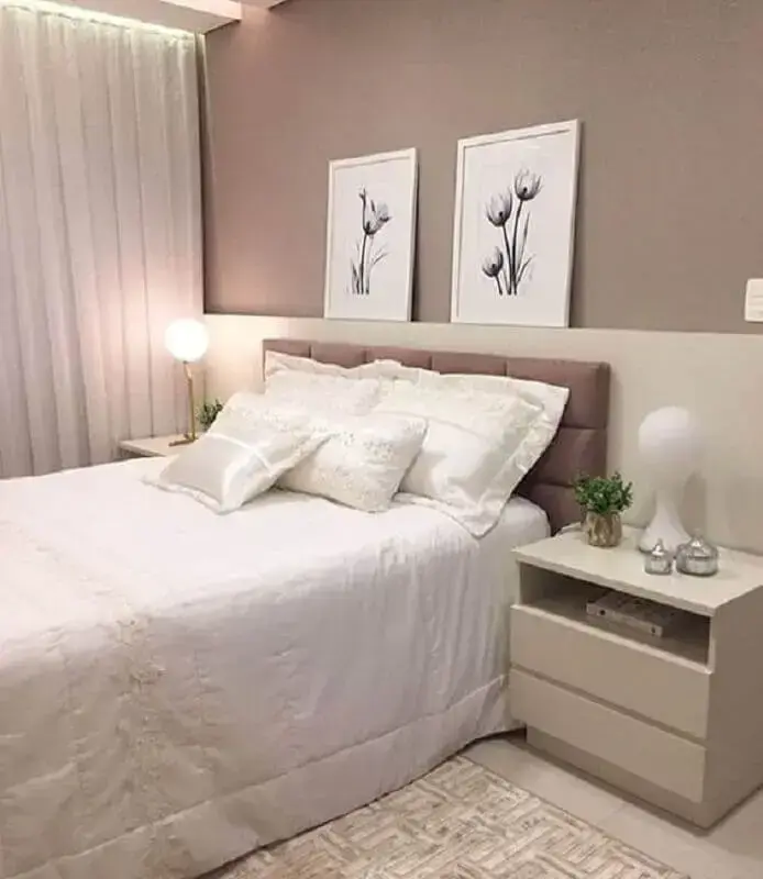 decoração de quarto de casal simples em cores neutras com cabeceira estofada