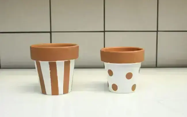 Siga o passo a passo de como fazer vasos customizados