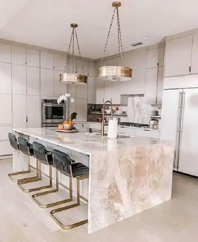 cozinha sofisticada decorada com bancada de mármore para ilha 