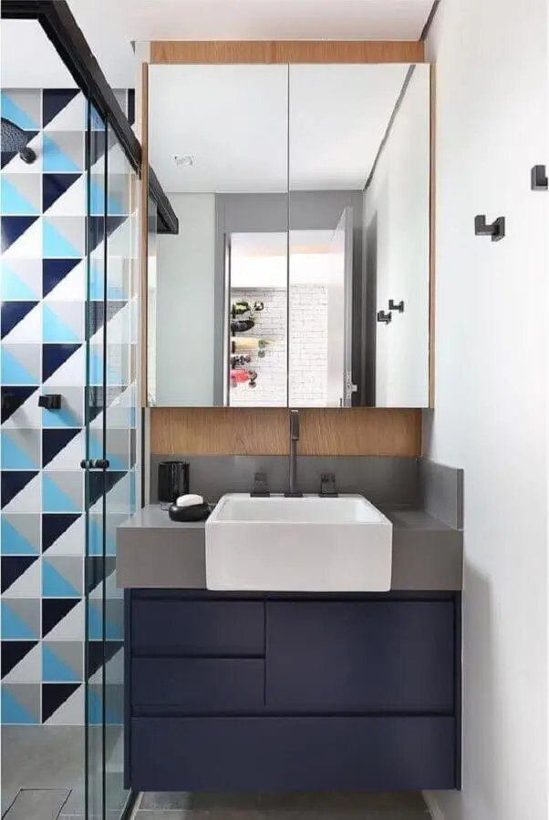 Decoração moderna com espelheira para banheiro pequeno azul e cinza