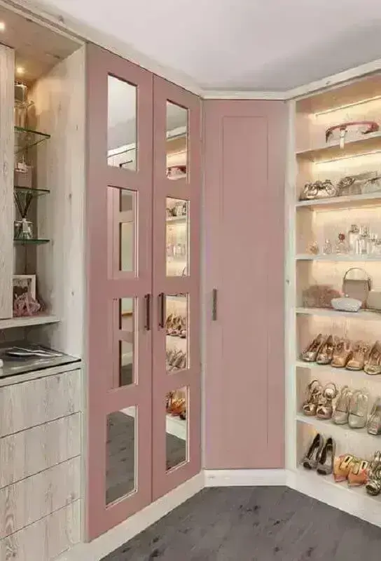 Decoração na cor rosa e madeira clara para guarda roupa closet de canto planejado