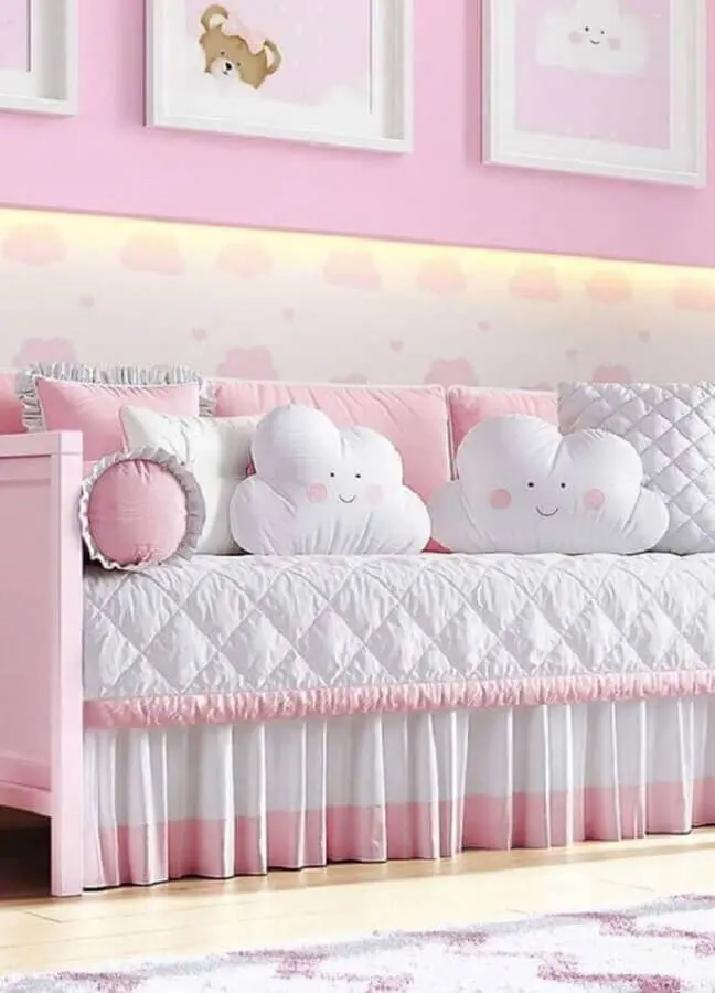 Almofadas para quarto de bebê decorado com estilo lúdico